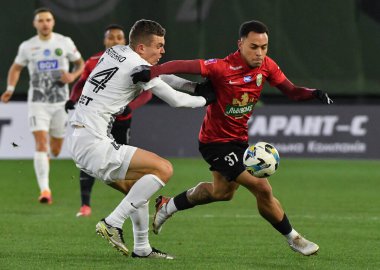 Zhytomyr, Ukrayna 13 Aralık 2025. Karpaty 'den Bruninho, Polissya' dan Sergiy Chobotenko 'ya karşı Ukrayna Premier Ligi karşılaşmasında FC Polissya Zhytomyr' e karşı FC Karpaty Lviv