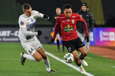 Zhytomyr, Ukrayna 13 Aralık 2025. Karpaty 'den Bruninho, Polissya' dan Sergiy Chobotenko 'ya karşı Ukrayna Premier Ligi karşılaşmasında FC Polissya Zhytomyr' e karşı FC Karpaty Lviv
