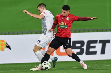 Zhytomyr, Ukrayna 13 Aralık 2025. Karpaty 'den Igor Neves, Polissya' dan Bogdan Mykhaylichenko 'ya karşı FC Polissya Zhytomyr ve FC Karpaty Lviv arasındaki Ukrayna Premier Ligi karşılaşmasında