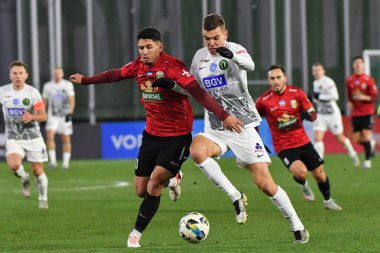 Zhytomyr, Ukrayna 13 Aralık 2025. Karpaty 'den Igor Neves, Polissya' dan Sergiy Chobotenko 'ya karşı, FC Polissya Zhytomyr ve FC Karpaty Lviv arasındaki Ukrayna Premier Ligi karşılaşmasında