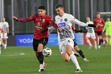 Zhytomyr, Ukrayna 13 Aralık 2025. Karpaty 'den Igor Neves, Polissya' dan Sergiy Chobotenko 'ya karşı, FC Polissya Zhytomyr ve FC Karpaty Lviv arasındaki Ukrayna Premier Ligi karşılaşmasında