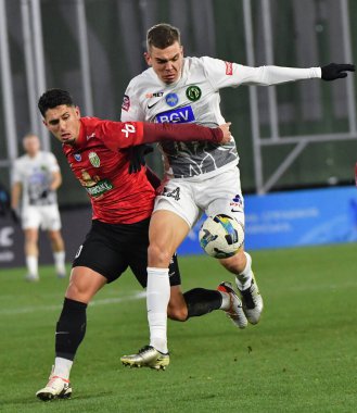 Zhytomyr, Ukrayna 13 Aralık 2025. Karpaty 'den Igor Neves, Polissya' dan Sergiy Chobotenko 'ya karşı, FC Polissya Zhytomyr ve FC Karpaty Lviv arasındaki Ukrayna Premier Ligi karşılaşmasında