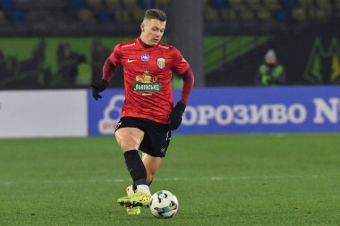 Zhytomyr, Ukrayna 13 Aralık 2025. Karpaty 'li Oleksiy Sych, FC Polissya Zhytomyr ile FC Karpaty Lviv arasındaki Premier Lig karşılaşmasında topu kontrol ediyor.