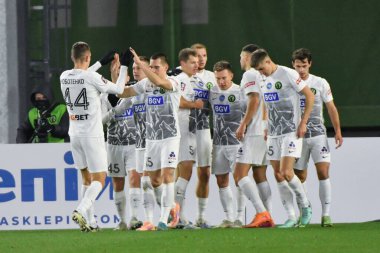 Zhytomyr, Ukrayna 13 Aralık 2025. Polissya oyuncuları, FC Polissya Zhytomyr ile FC Karpaty Lviv arasındaki Ukrayna Premier Ligi karşılaşmasında golü kutluyor.