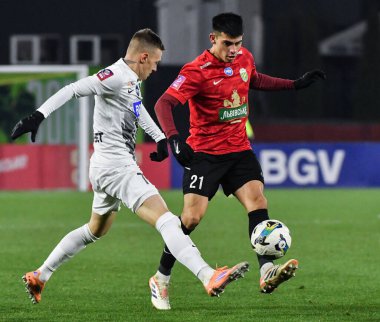 Zhytomyr, Ukrayna 13 Aralık 2025. FC Polissya Zhytomyr ile FC Karpaty Lviv arasındaki Ukrayna Premier Ligi karşılaşmasında Karpaty 'den Patricio Tanda, Polissya' dan Oleksandr Nazarenko 'ya karşı.