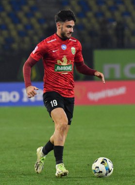 Zhytomyr, Ukrayna 13 Aralık 2025. Karpaty 'li Yaroslav Karabin, FC Polissya Zhytomyr ile FC Karpaty Lviv arasındaki Ukrayna Premier Ligi karşılaşmasında topu kontrol ediyor.