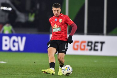 Zhytomyr, Ukrayna 13 Aralık 2025. Karpaty 'li Artur Shakh, FC Polissya Zhytomyr ile FC Karpaty Lviv arasındaki Ukrayna Premier Ligi karşılaşmasında topu kontrol ediyor.