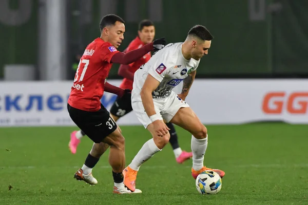 Zhytomyr, Ukrayna 13 Aralık 2025. Karpaty 'den Bruninho, Polissya' dan Oleksiy Gutsulyak 'a karşı, FC Polissya Zhytomyr ve FC Karpaty Lviv arasındaki Ukrayna Premier Ligi karşılaşmasında