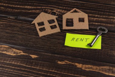 Küçük mukavva şekilli evler bir anahtarın yanına konur ve üzerinde 