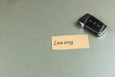 Bir araba anahtarı, üzerinde 