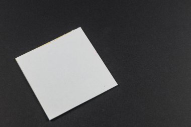 Basit bir kare kart, kişisel notlar, davetiyeler ya da yaratıcı projeler için idealdir. Herhangi bir sanatsal çaba için mükemmel..