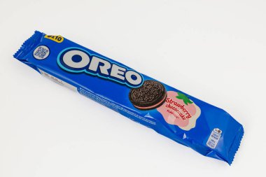 Lviv Ukrayna 12.07.2025 Düz arkaplanda bir paket çilekli kurabiye gösterilir. Paket ürünü gösteren parlak renkler ve etiketlemeyi temizler.