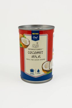 Lviv Ukrayna 12.08.2025 Bir kutu hindistan cevizi sütü düz bir yüzeyde bulunur. Etikette ürün adı ve pişirme önerileri yer alıyor, Asya mutfağının kullanımını vurguluyor.