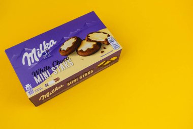 Lviv Ukrayna 12.08.2025 Parlak sarı bir yüzeye yerleştirilmiş beyaz çikolatayla dolu küçük bir kutu. Kutuda, içindeki kurabiyeleri gösteren basit grafikler var..