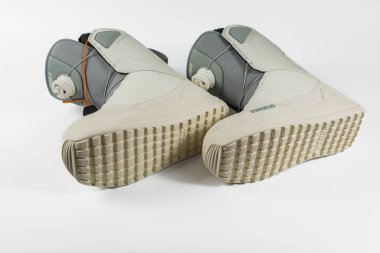 Lviv Ukrayna 12.08.2025 Tabanlarını ve üst kısımlarını gösteren beyaz bir yüzeye iki kar botu yerleştirilmiştir. Botlar kış aylarında soğuk hava ve açık hava kullanımı için tasarlanmıştır..