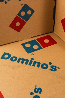 Lviv Ukrayna 12.08.2025 Birkaç boş pizza kutusu sıradan bir toplantı sırasında bir köşede duvara dayanıyor. Kutularda pizza zincirinin logosu var..