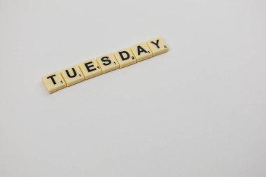 Oyuncular Ulusal Scrabble Günü 'nü Salı günü bir oyun tahtasında bu kelimeye odaklanarak kutluyorlar. Harfler düz bir yüzeyde açıkça düzenlenir..