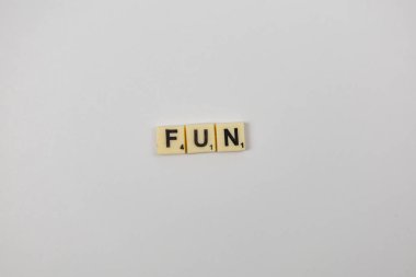 Oyuncular Ulusal Scrabble Günü 'nün tadını çıkarmak için toplandılar. Eğlence kelimesi bir fayansta beliriyor, arkadaşlarınız ve ailenizle kelime oyunları oynamanın keyfini vurguluyor..