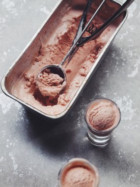 Pembe çikolatalı dondurma el yapımı