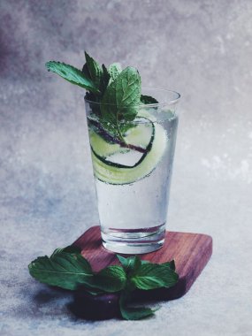 soğuk salatalık nane buz soda içme 