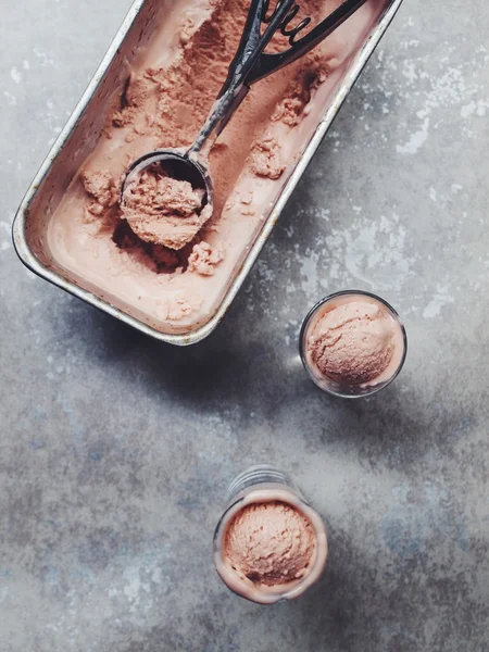 粉红色的巧克力冰淇淋手工制作 — 图库照片