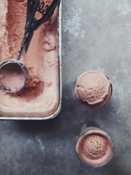 Рожеве шоколадне морозиво ручної роботи — стокове фото