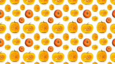 Kusursuz parçalar ve beyaz arka planda izole edilmiş koca balkabağı deseni. Lezzetli ve sağlıklı sebze..