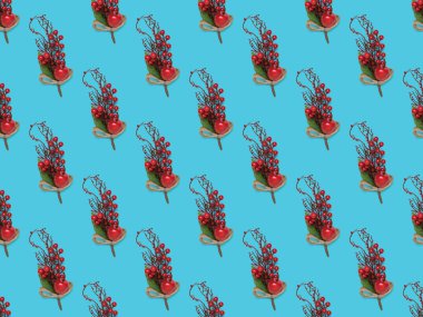 Elma ve böğürtlenden yapılmış dekoratif dalların kusursuz Noel deseni.