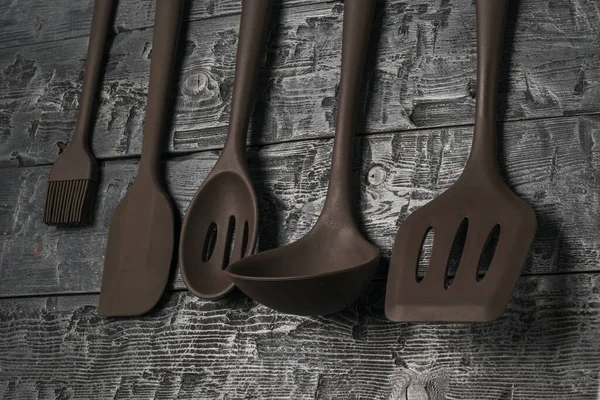 Aparatos de cocina de silicona en una pared de madera. — Foto de Stock