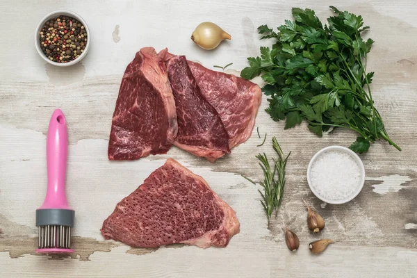 Cozinhar carne bovina com um dispositivo especial para perfuração. — Fotografia de Stock