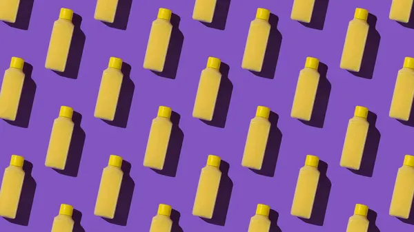 보라색 배경에 있는 노란색 플라스틱 병의 매끄럽지 않은 무늬. — 스톡 사진