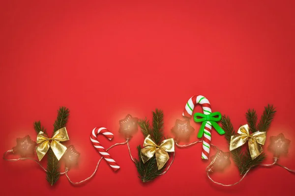 밝은 빨간색 배경에 복장을 한 크리스마스 액세서리. 원문을 위한 위치. — 스톡 사진