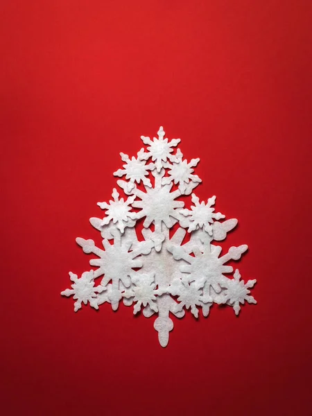 크리스마스 트리, 빨간 배경에 종이 눈송이로 만든 나무. — 스톡 사진