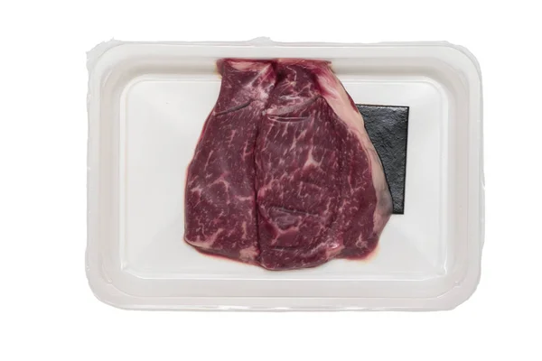 Vacuüm-verpakt rundvlees steaks geïsoleerd op een witte achtergrond. — Stockfoto