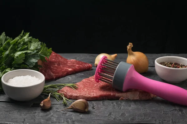 El proceso de cocción de las chuletas, la carne de ternera. —  Fotos de Stock