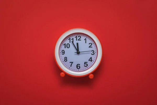 Rode wekker toont het nieuwe jaar op een rode achtergrond. — Stockfoto