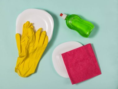 Temiz beyaz tabaklar ve mavi arka planda yıkanmak için bir set..