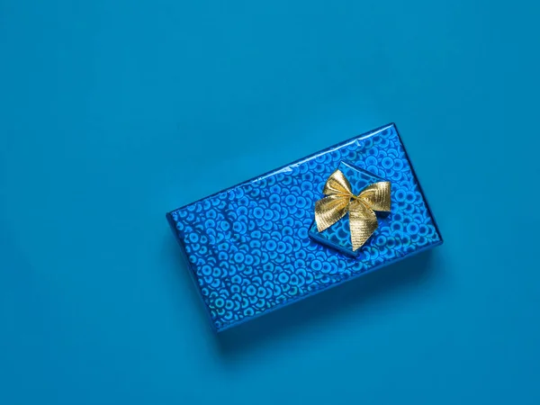 Top view of two bright gift boxes on a blue background. — Stock Photo, Image
