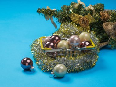 Süslemeli sepet ve mavi arka planda Noel ağacı..