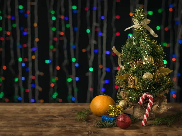 보케 뒤쪽에 있는 나무 탁자 위에 선물과 달콤 한 음식이 놓여 있는 피지어 나무. — 스톡 사진