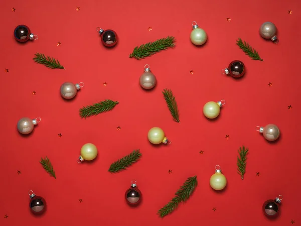 Vánoční pozadí zelené smrkové větve a balónky na červené. — Stock fotografie