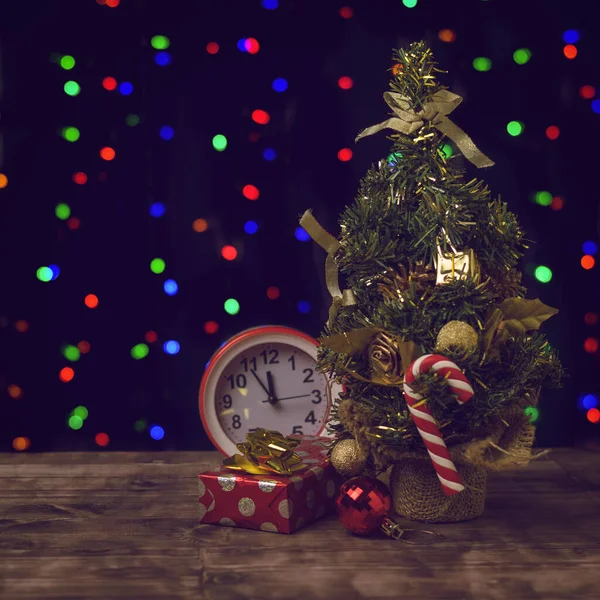 크리스마스 트리에 선물도 있고 보트 배경에 빨간 시계도 있어. 크리스마스와 새해 기념행사. — 스톡 사진