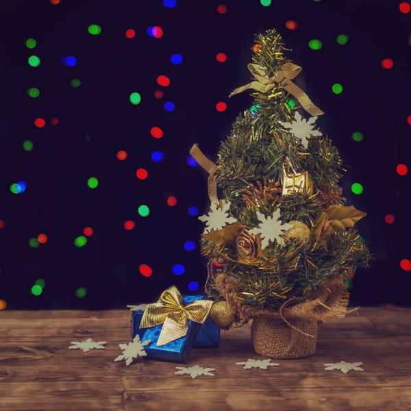 크리스마스 트리는 종이 눈송이와 선물용 파란 상자로 장식되어 있다. 크리스마스와 새해 기념행사. — 스톡 사진