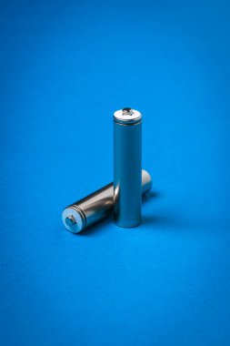 Mavi arka planda iki AA pil..