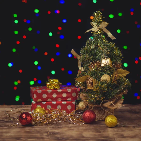 크리스마스 트리는 풍선과 선물로 장식되어 있다. 크리스마스와 새해 기념행사. — 스톡 사진