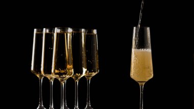 Kadehi şampanyayla dolduruyorum..