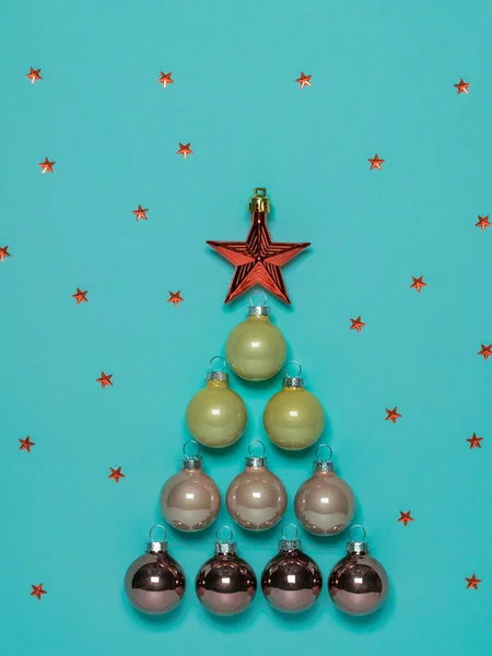 Skleněné koule s hvězdou ve tvaru vánočního stromečku. — Stock fotografie
