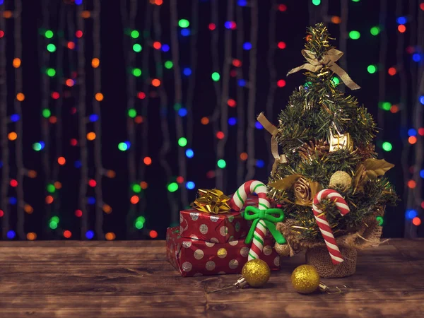 보케를 배경으로 한 가문비나무 밑에는 크리스마스 캔디와 선물들이 있다. 크리스마스와 새해 기념행사. — 스톡 사진