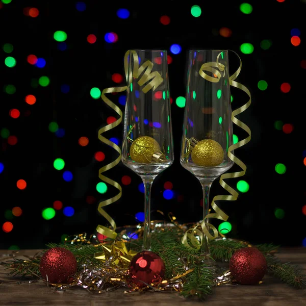 Dvě stylové sklenice na šampaňské s balónky a fáborky na slavnostním pozadí. — Stock fotografie