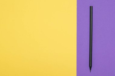 Sarı ve mor arkaplanda siyah grafit kalem..